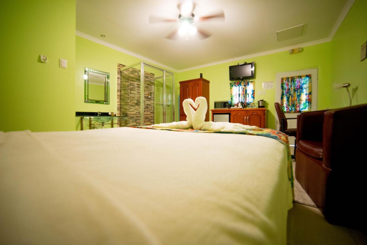 Beverlys Oasis Suites Scarborough Bagian luar foto