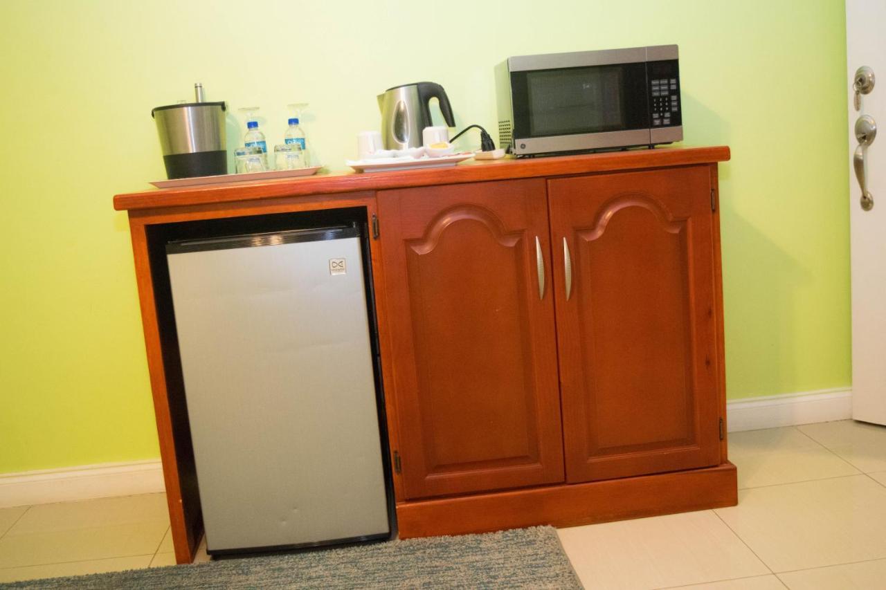 Beverlys Oasis Suites Scarborough Bagian luar foto